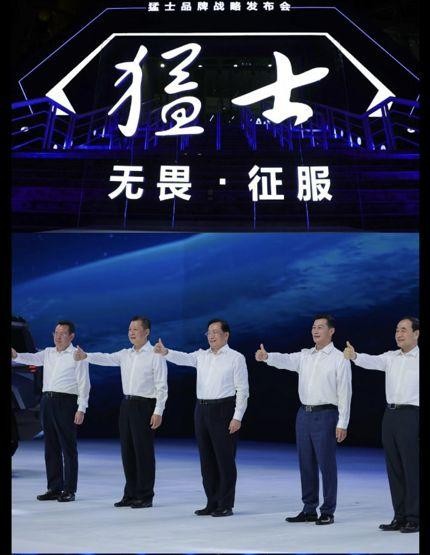 中國悍馬“猛士”登場(chǎng)，國產(chǎn)電動(dòng)車(chē)為啥掀起了硬派越野風(fēng)？