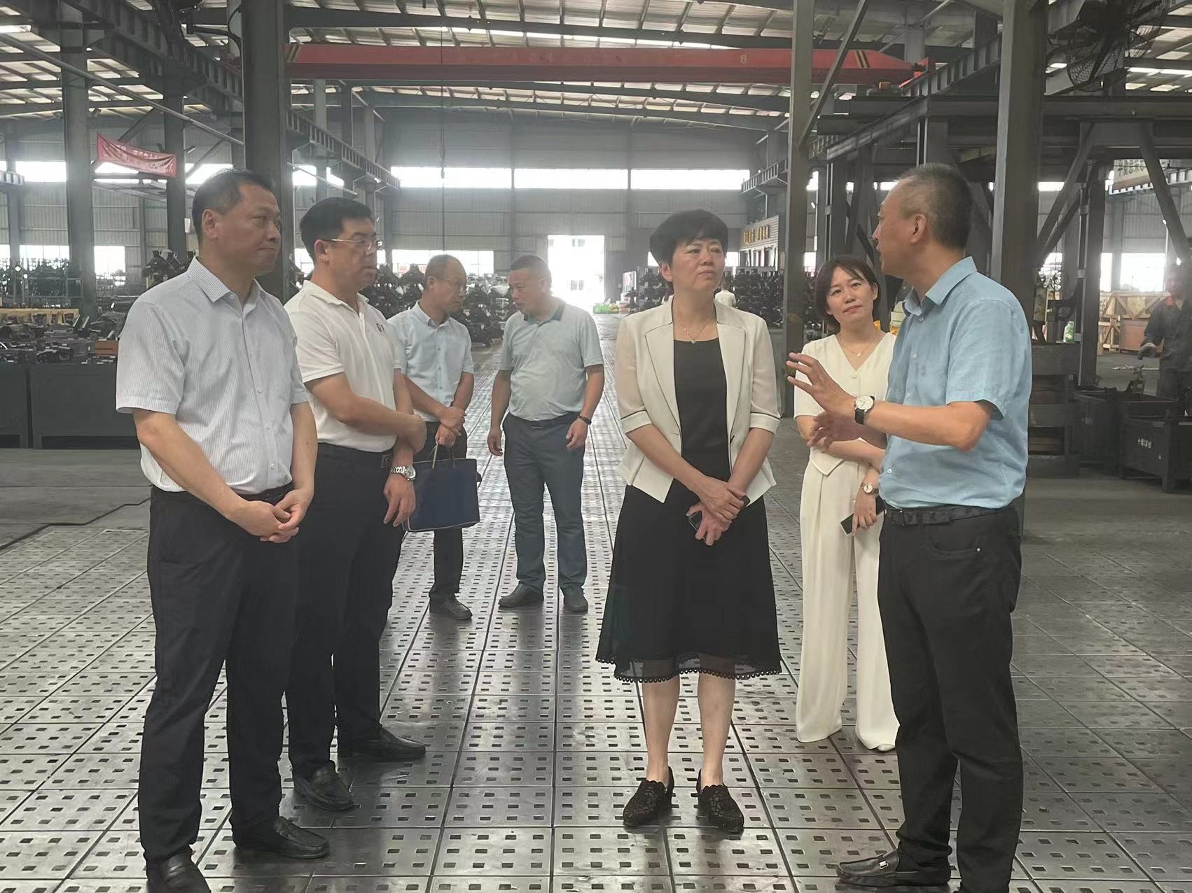 工會(huì )送清涼，防暑保安康-十堰市總工會(huì )走進(jìn)精密新動(dòng)力開(kāi)展慰問(wèn)活動(dòng)