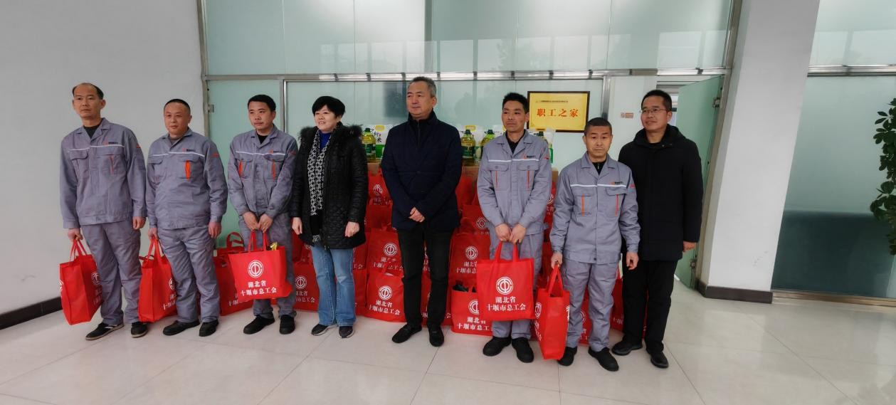 情系員工、冬送溫暖-市總工會(huì )到精密公司舉行“2024年雙節送溫暖慰問(wèn)活動(dòng)”